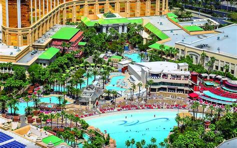 mandalay bay pool photos.